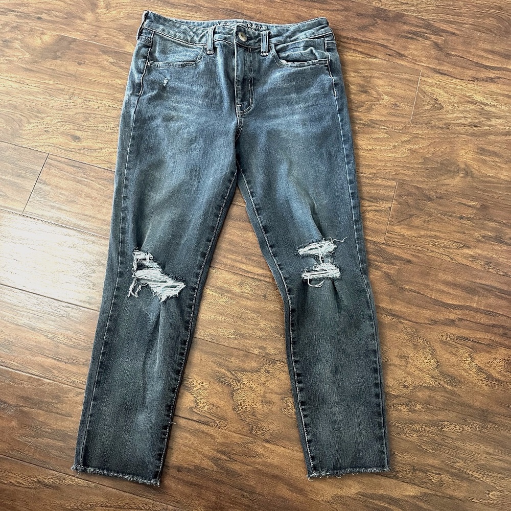 Women’s American Eagle black distressed skinny jeans size 8